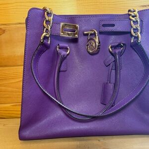 MICHAEL KORS LARGE HAMILTON LOCK & KEY HANDBAG - purple